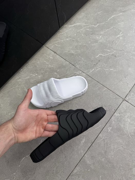 Шльопанці Adidas Yeazy Adilette 22 ,чорні та білі шльопки адідас слайд