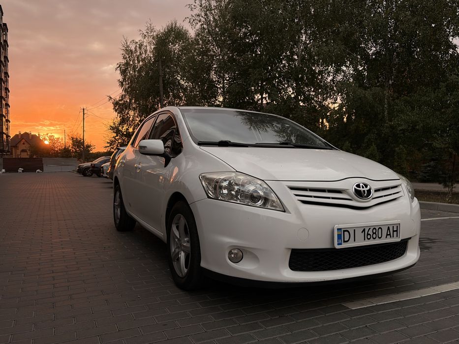 В продажу Toyota Auris 2010 рестайлінг