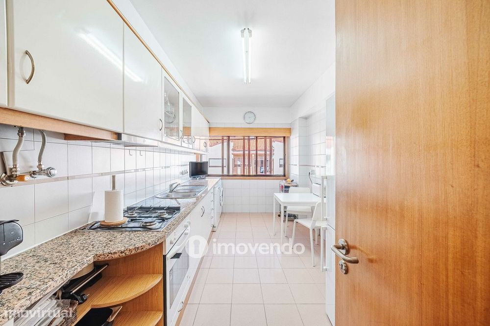 Apartamento T3, com garagem e arrecadação, na Ramada