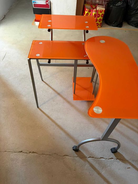 Secretária Articulada em Vidro Laranja e Metal (Com Rodas)