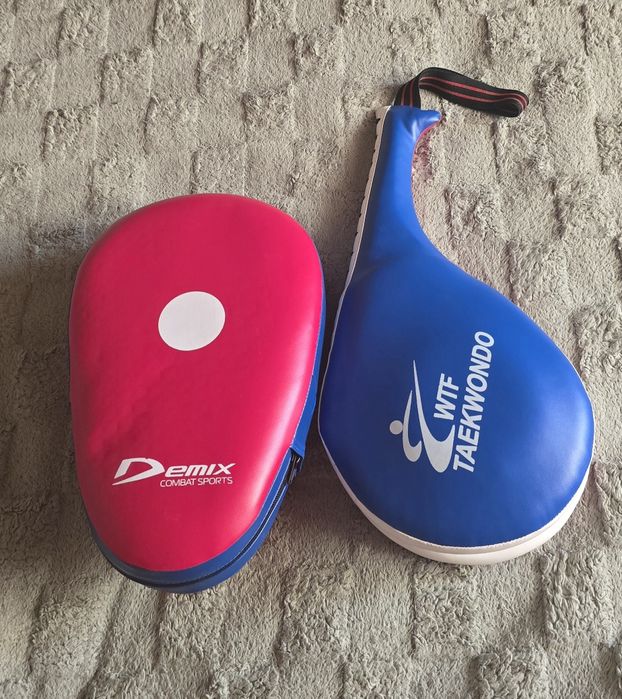 Добок для тренування з тхеквондо і інвентар.