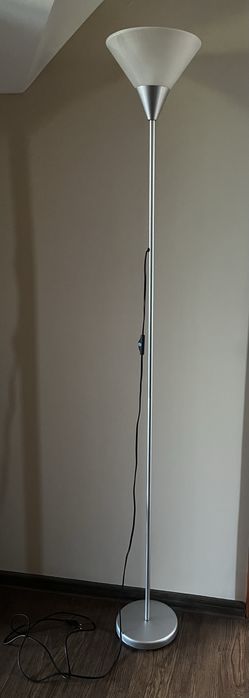 Lampa stojąca z żarówką