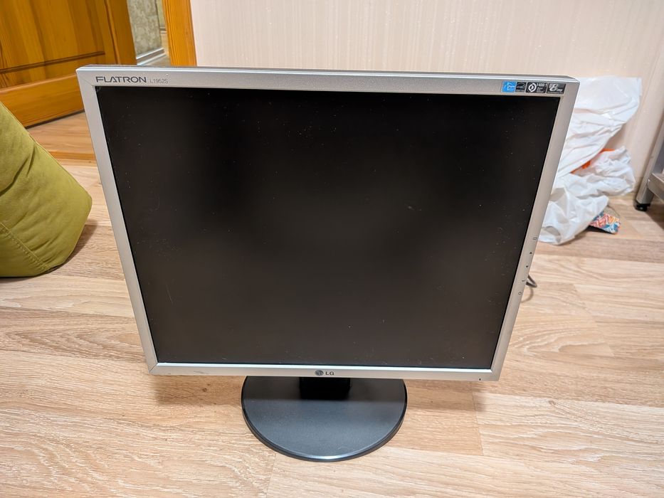 Монитор 19" LG Flatron L1952S