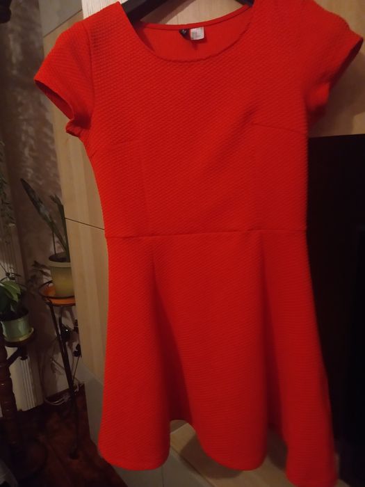 Sukienka czerwona,odcięta w tali.