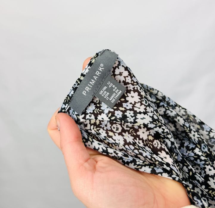 Czarna szyfonowa bluzka w drobne kwiaty L 40