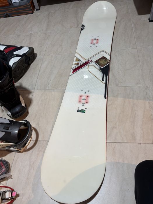 Prancha de snowboard com botas