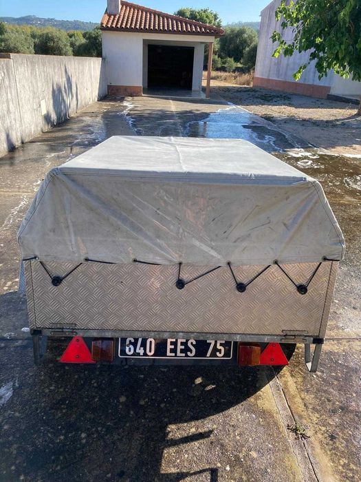 Atrelado em zinco martelado