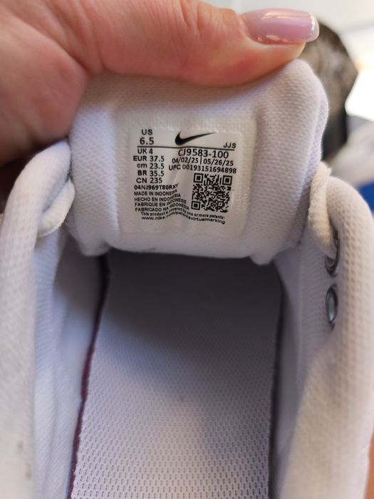 Нові  кросівки Nike