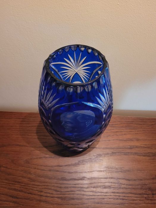 Kryształowy kobaltowy wazon z wizerunkiem Jana Pawła II