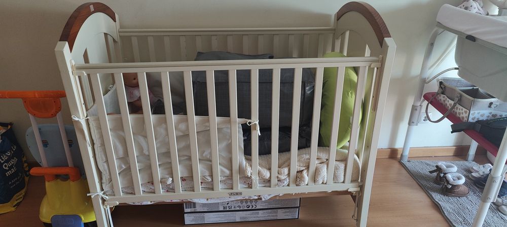 Cama de grades bebé Trama