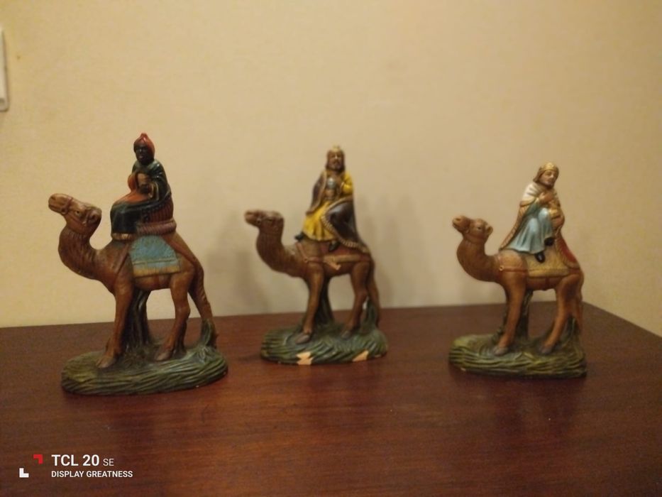 Três reis magos em barro