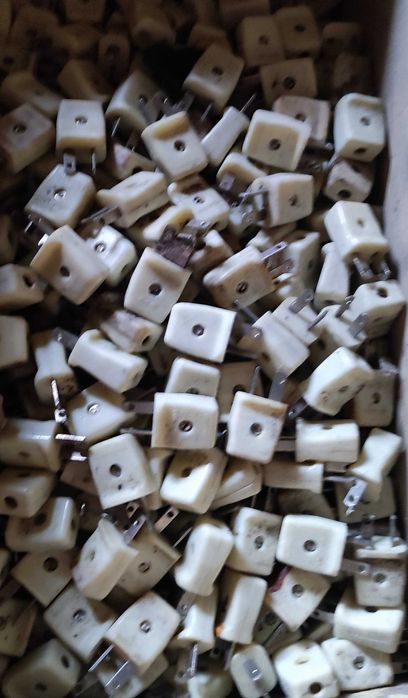 Конденсатор, резистор, тумблер і інш.