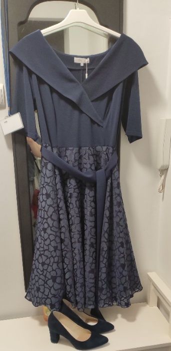 Rozkloszowana sukienka damska z paskiem