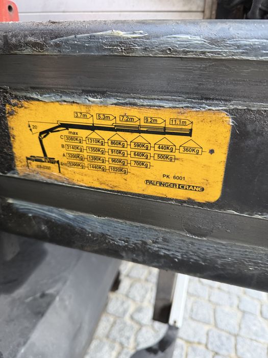 Mitsubish canter com grua de 13 m + Estrado