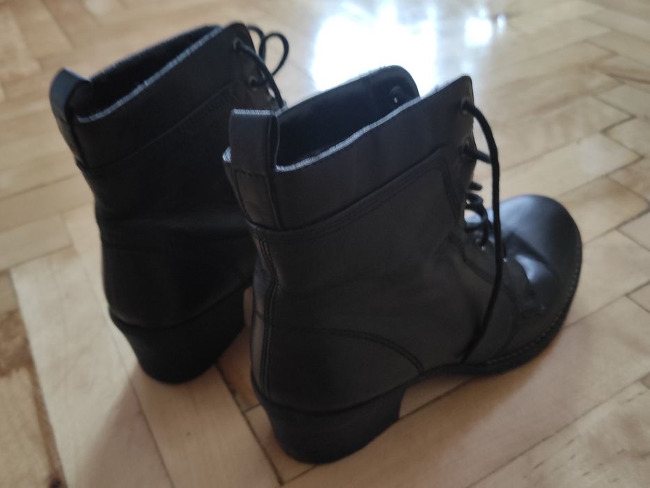 Czarne wiązane botki na obcasie