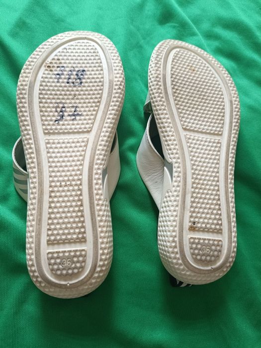 Шльопкі жіночі шкіряні