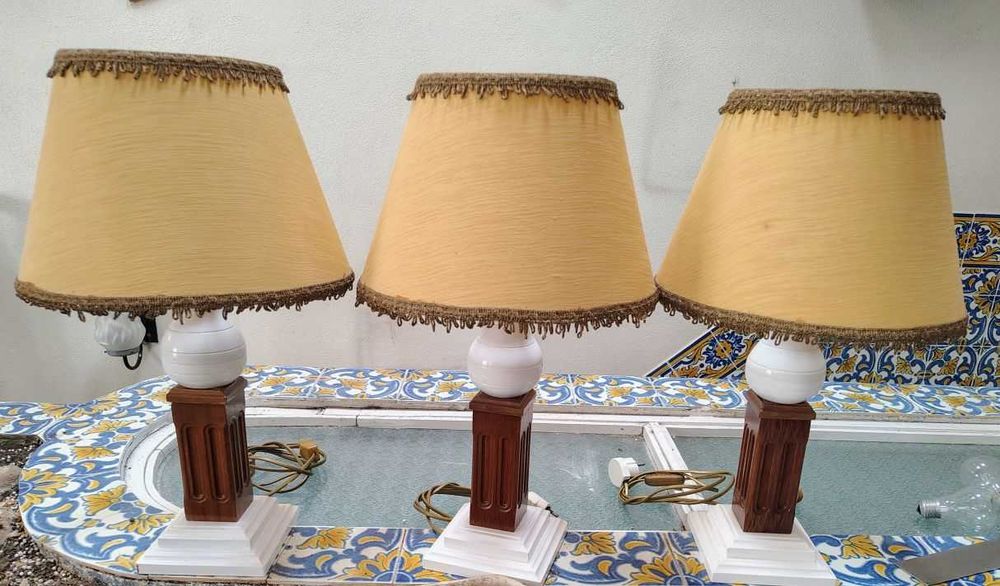 3 Candeeiros de mesinha, em madeira lacada e envernizada