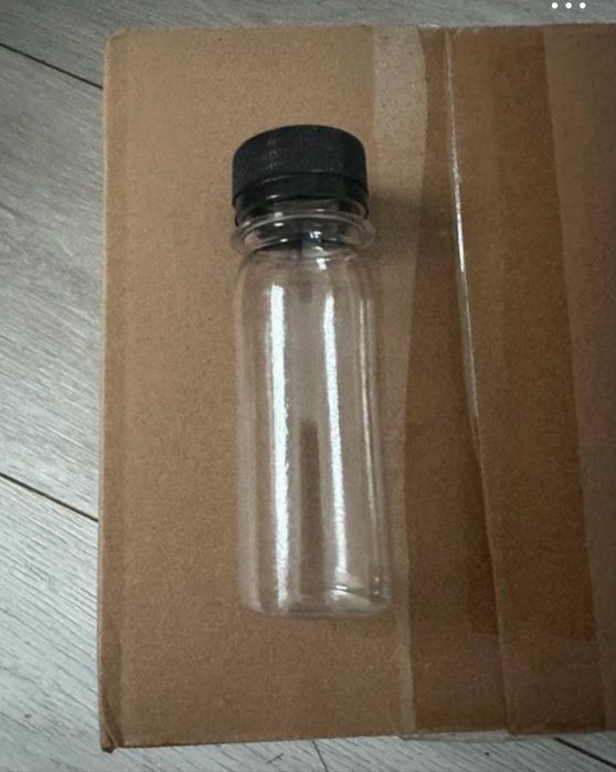 60 sztuk nowych plastikowych buteleczek z nakrętkami
