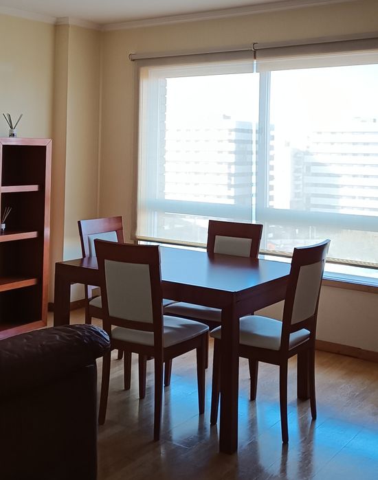Conjunto mesa de sala de jantar extensível mais 4 cadeiras