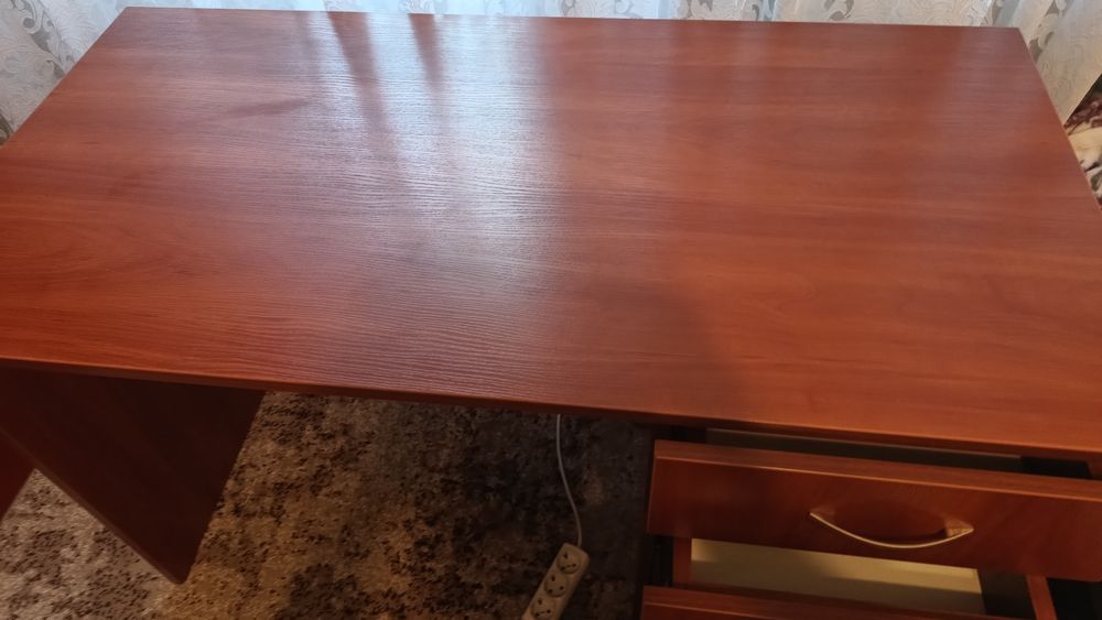 Стіл письмовий з чотирма висувними шухлядами.