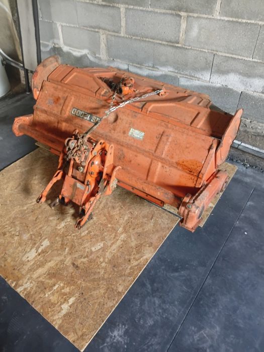 Tractor e Arco de Santo António vendem-se em segunda mão. Ambos em muito bom.estado