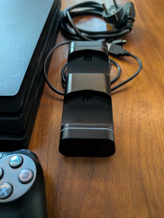 Consola PlayStation 4 Pro 860GB + 2 Comandos + Carregador comandos