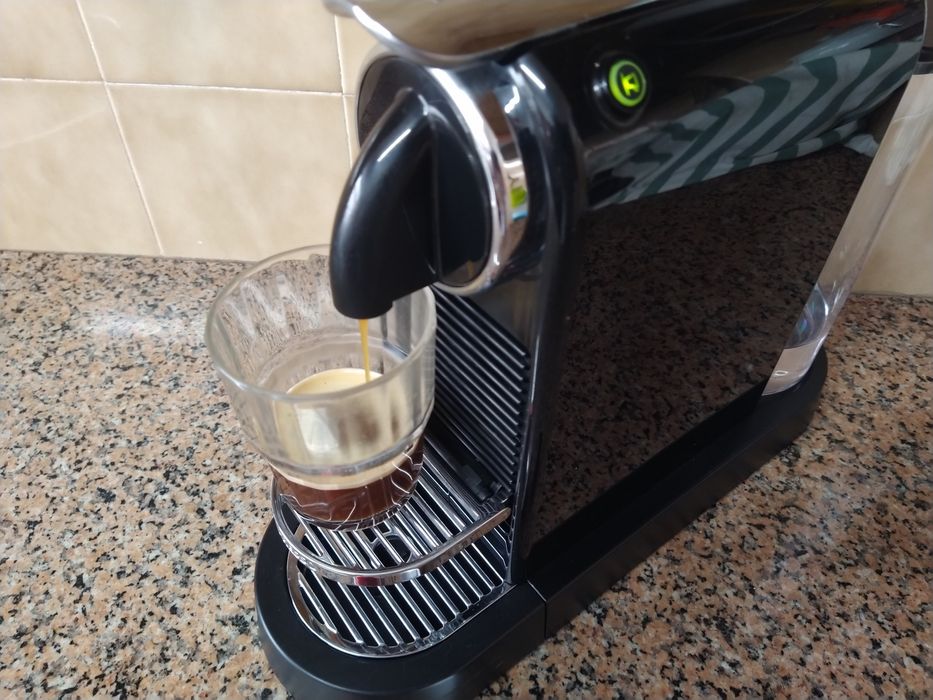 Máquina de café Nespresso casa quarto apartamento vivenda escritório gabinete carro cozinha.