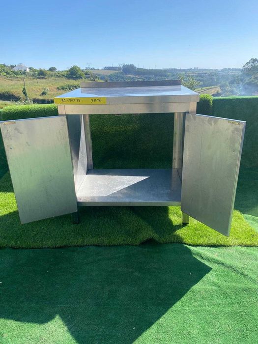 Bancada em inox com 2 portas