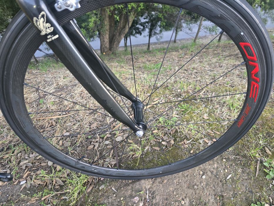 Bicicleta de estrada com rodas carbono