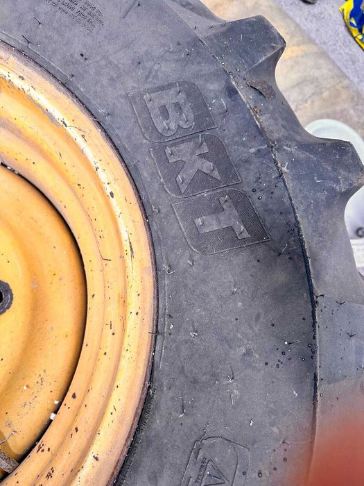 Pneus e jantes de máquina industrial