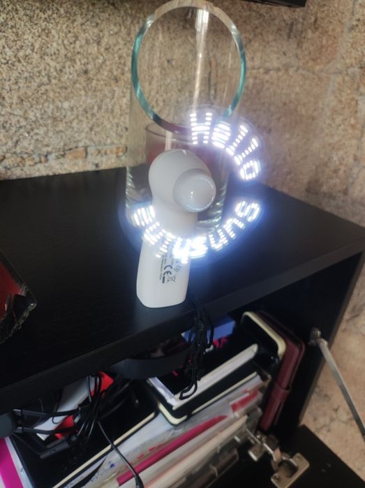 ventoinha de mão com mensagem iluminada