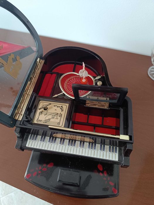 Guarda jóias com música