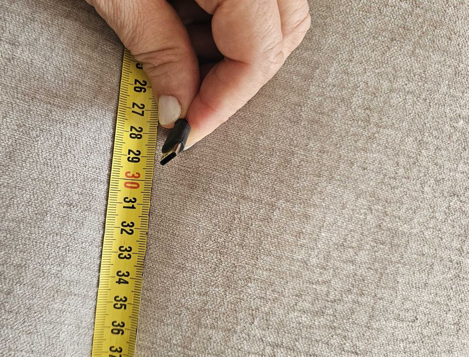 Um carregador e 3 cabos