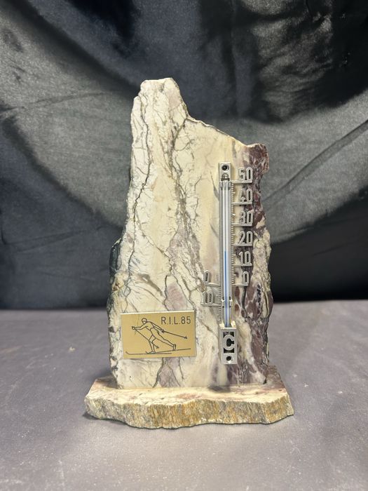 Termometr na Marmurowej Podstawie – Motyw Narciarza Biegowego