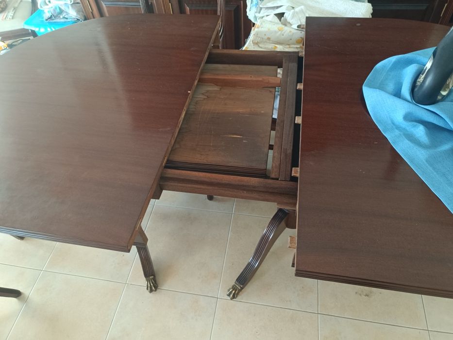 Mesa mogno com 8 cadeiras