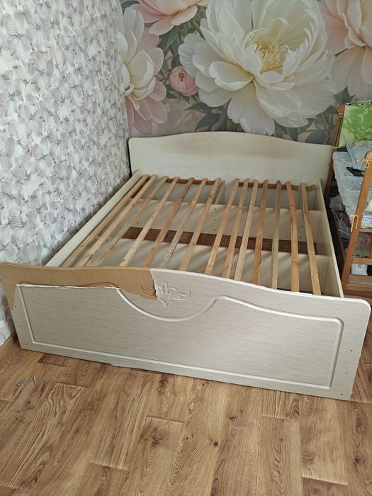 Продам двухспальную кровать.