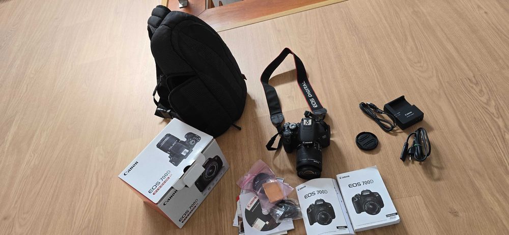 Máquina fotográfica Reflex CANON EOS 700D EF-S18-55MM IS
