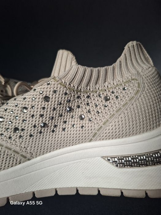 Buty sportowe na lekkiej koturnie
