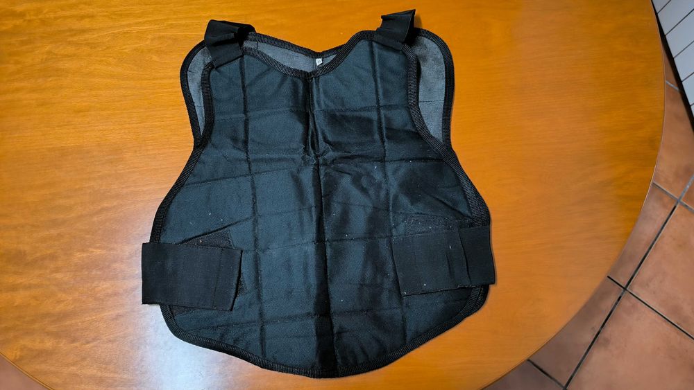 Equipamento de paintball (máscara, roupa variada e porta potes)