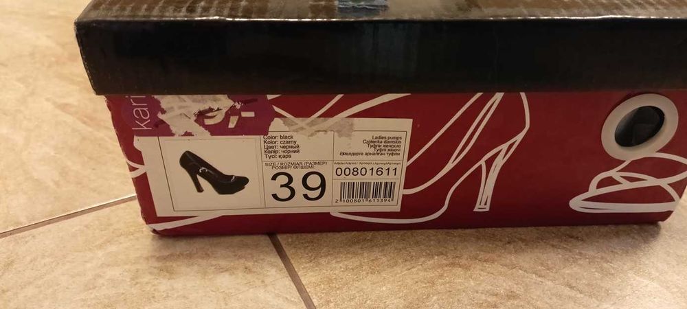 Buty, czółenka damskie czarne na wysokim obcasie.