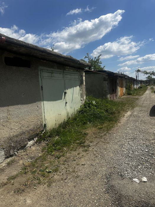 Продам місце під гараж