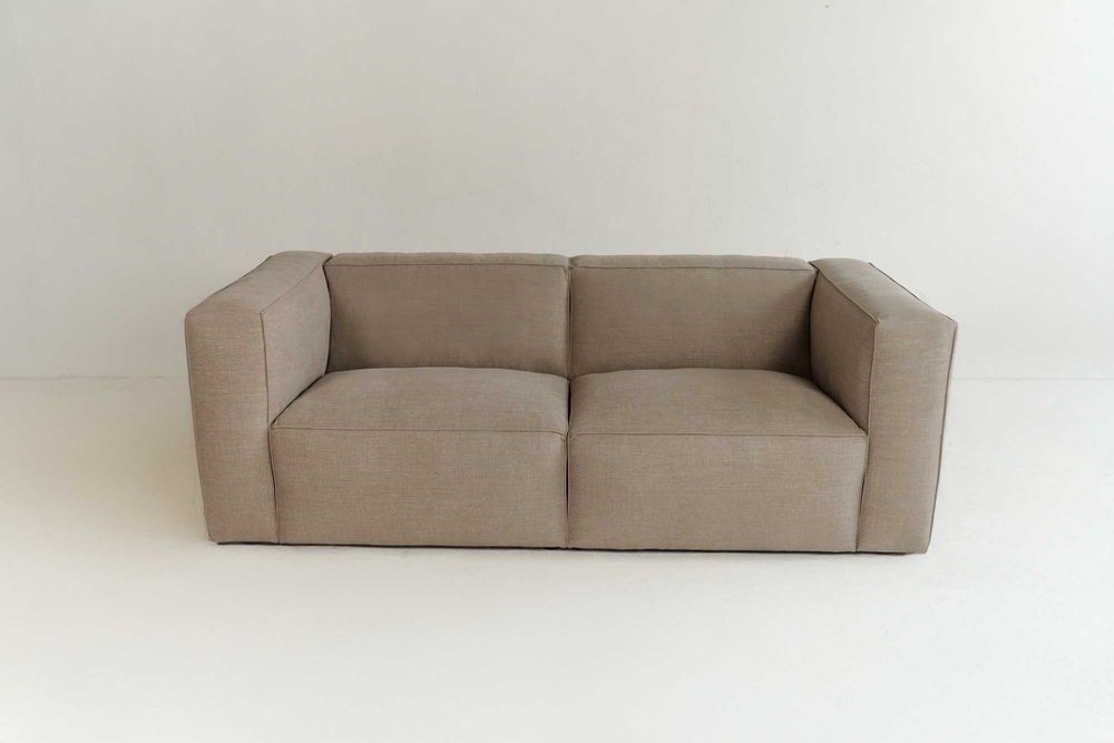 Nowoczesna sofa do salonu – ekspozycja