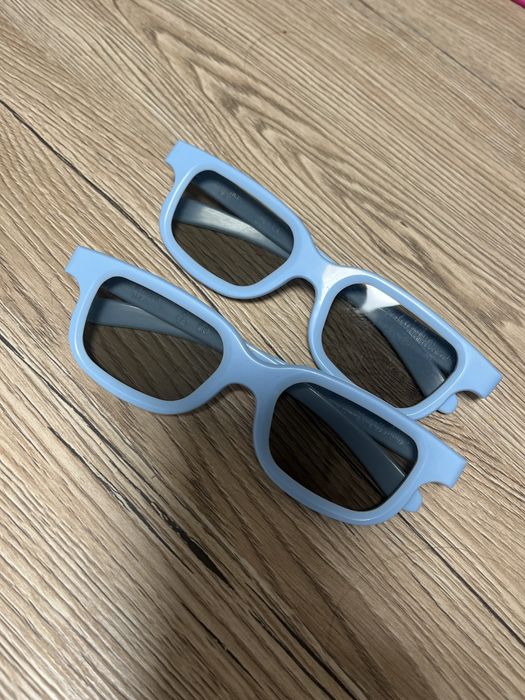 3д окуляри з кінотеатру