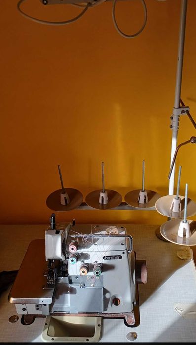 Maquina de Costura  Corta e Coze