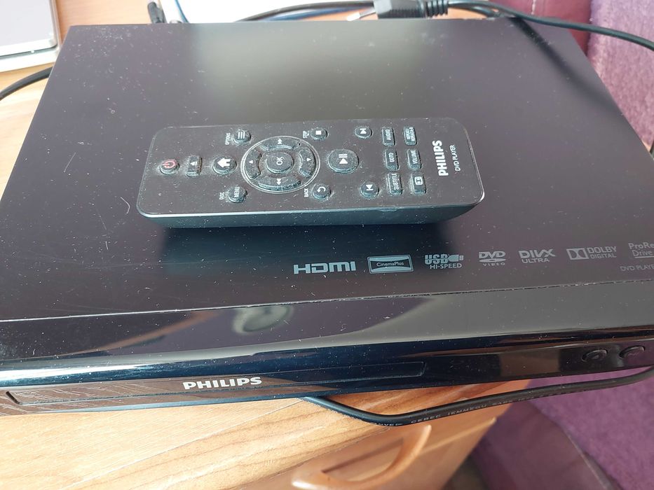 Odtwarzacz płyt CD i DVD z pilotem Philips .