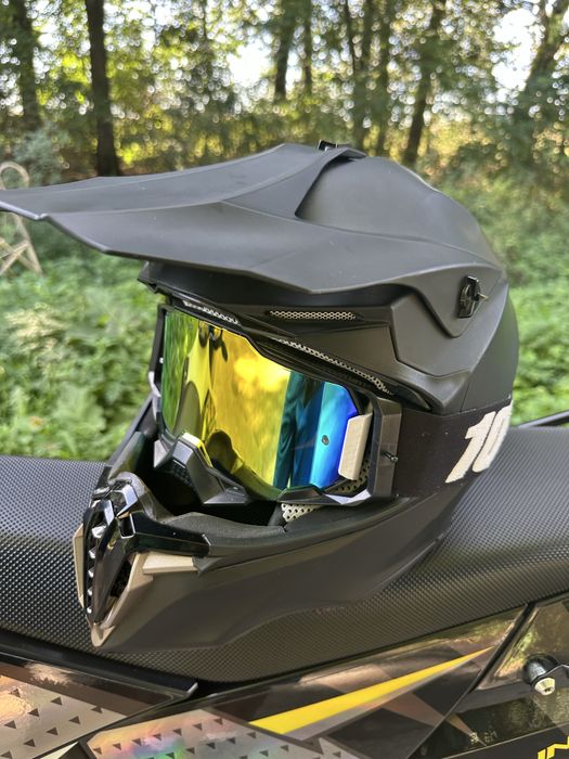 Мотошолом ендуро