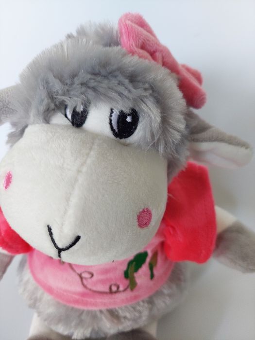 Pluszowa owieczka z różową kokardą i bluzeczką