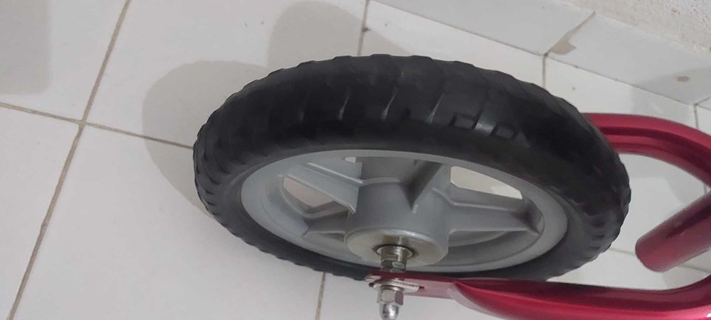 Bicicleta sem rodas  de criança praticamente nova