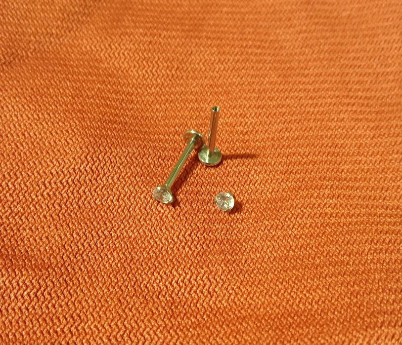 Пірсинг носа лабрет з титану та є обманка