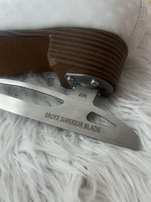 Lyzwy figurowe figurowki  decathlon broyx futerko 39 40 wiazane
